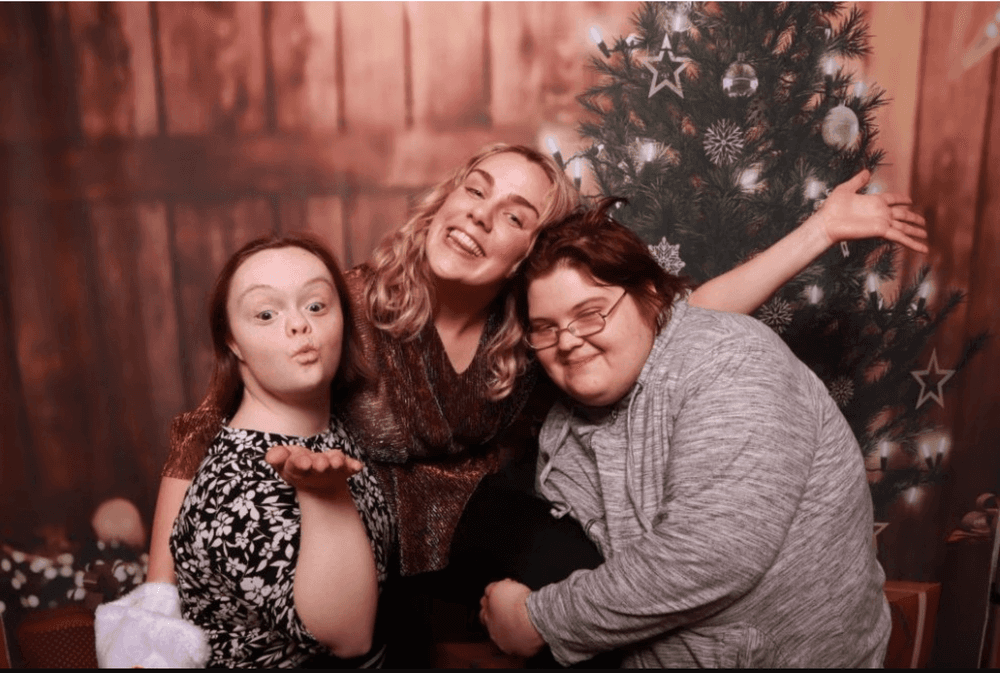 Fólk að skemmta sér saman