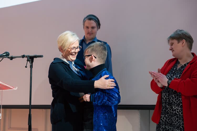 Áhorfarar sitja og horfa á sviðið á Frikkinn 2024
